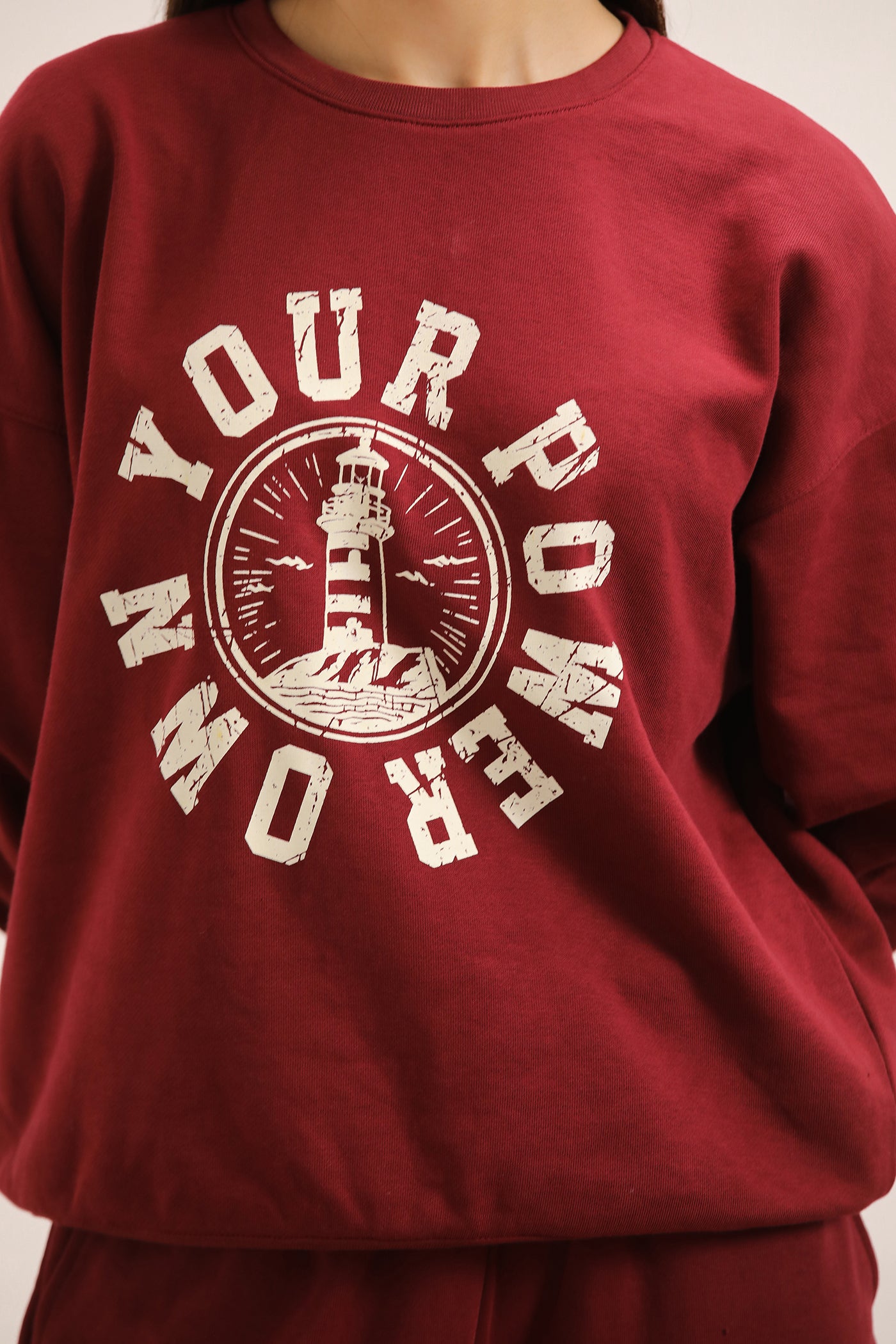 MAROON GRAPHIC CROPPED SWEATSHIRT