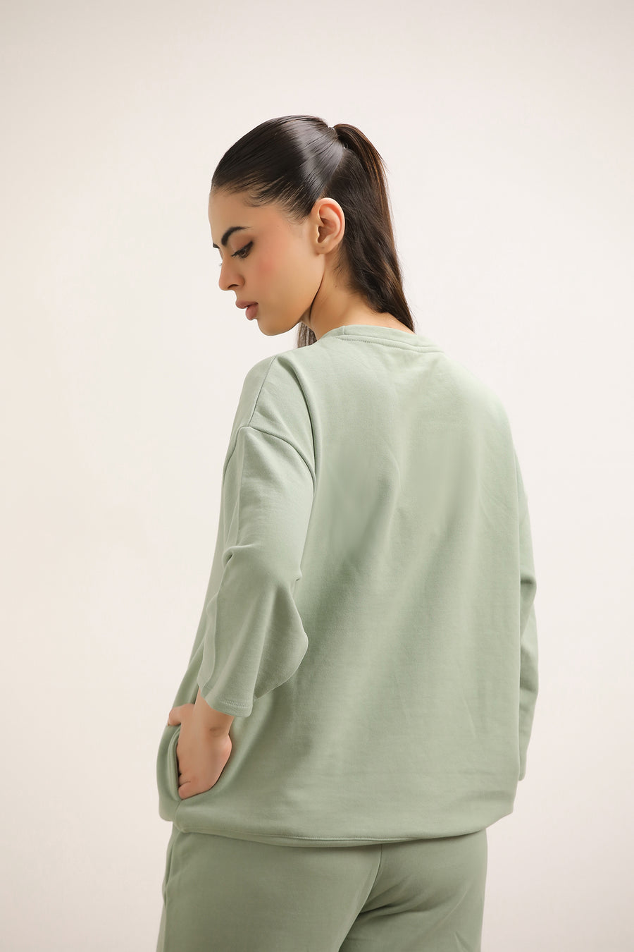 SAGE GREEN CROPPED SWEATSHIRT